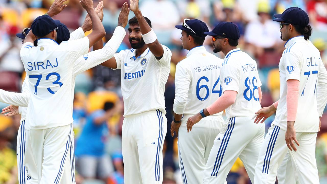 IND vs AUS: మూడో టెస్ట్.. ఆస్ట్రేలియాకు బిగ్ షాకిచ్చిన బుమ్రా IND vs AUS: మూడో టెస్ట్.. ఆస్ట్రేలియాకు బిగ్ షాకిచ్చిన బుమ్రా