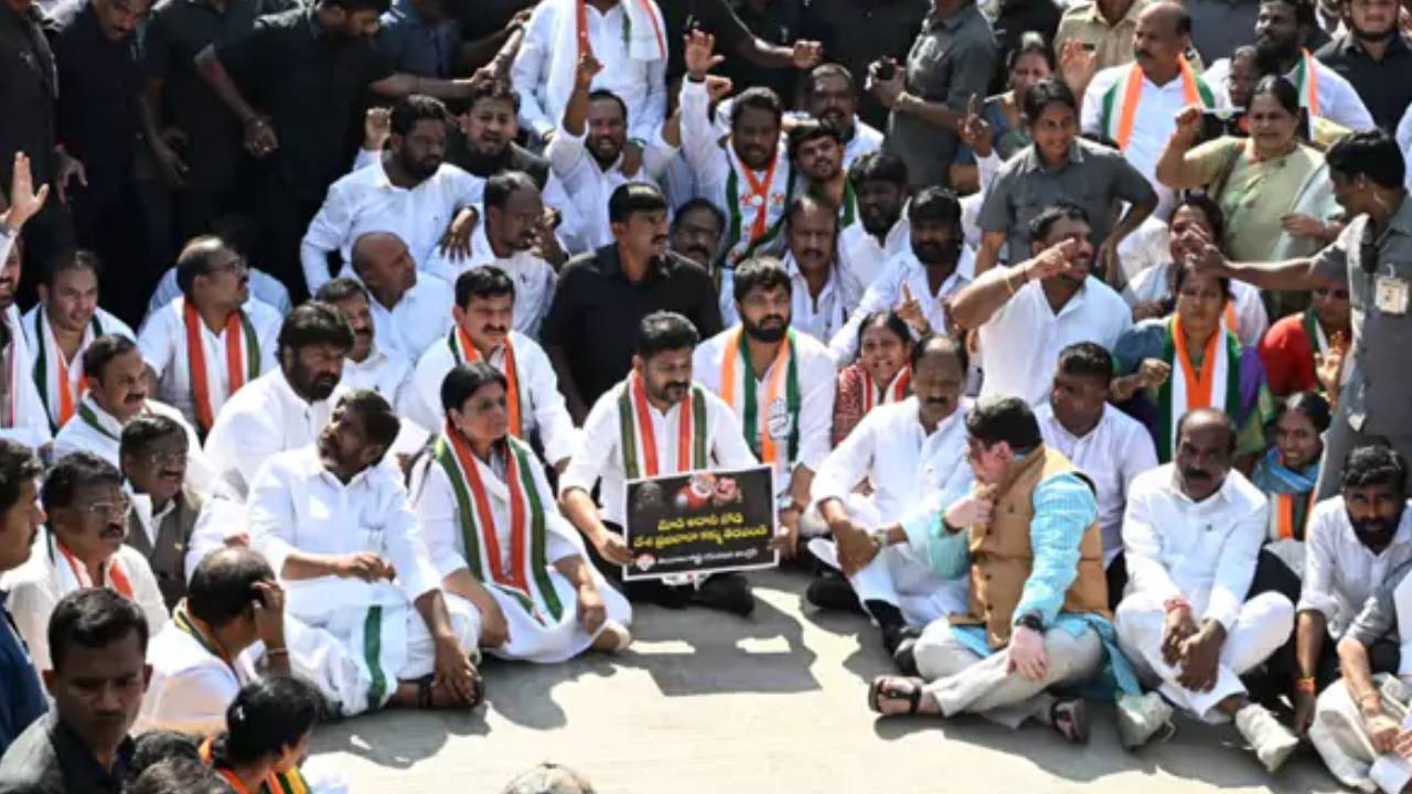 అదానీకి వ్యతిరేకంగా మాట్లాడితే మోదీ జైల్లో వేస్తారని కేసీఆర్ కుటుంబం భయపడుతుంది : సీఎం రేవంత్ రెడ్డి అదానీకి వ్యతిరేకంగా మాట్లాడితే మోదీ జైల్లో వేస్తారని కేసీఆర్ కుటుంబం భయపడుతుంది : సీఎం రేవంత్ రెడ్డి