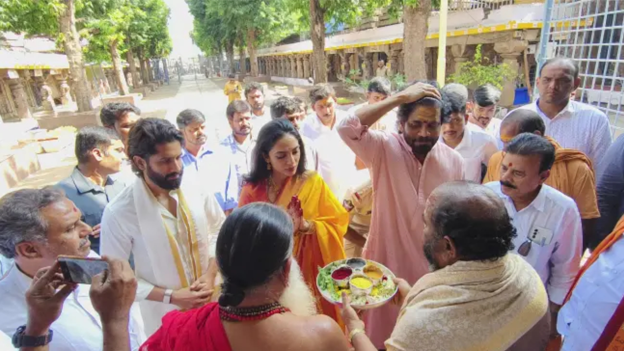 Chaitanya-Sobhita : శ్రీశైలం మల్లన్నను దర్శించుకున్న కొత్త జంట నాగచైతన్య, శోభిత.. ఫోటో వైరల్.. Chaitanya-Sobhita : శ్రీశైలం మల్లన్నను దర్శించుకున్న కొత్త జంట నాగచైతన్య, శోభిత.. ఫోటో వైరల్..
