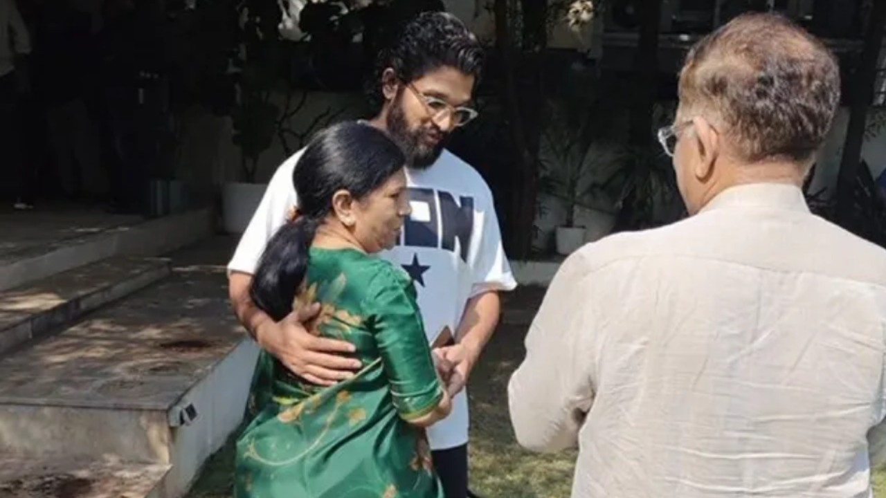 Allu Arjun : మేనల్లుడిని చూసి కన్నీరు పెట్టుకున్న చిరంజీవి సతీమణి సురేఖ Allu Arjun : మేనల్లుడిని చూసి కన్నీరు పెట్టుకున్న చిరంజీవి సతీమణి సురేఖ