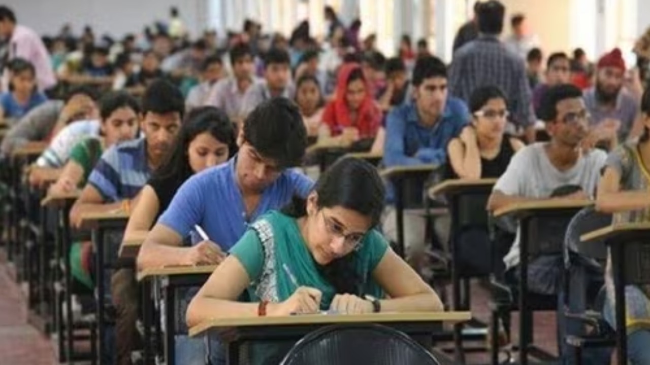 SSC Hall Tickets: వెబ్సైట్లో ‘టెన్త్’ హాల్టికెట్లు.. విద్యార్థులకు ఏమన్నా సమస్యలుంటే ఈ నంబరుకు ఫోన్ చేయండి.. వెంటనే.. SSC Hall Tickets: వెబ్సైట్లో ‘టెన్త్’ హాల్టికెట్లు.. విద్యార్థులకు ఏమన్నా సమస్యలుంటే ఈ నంబరుకు ఫోన్ చేయండి.. వెంటనే..