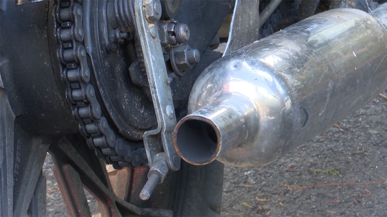 Modified Silencers: 350 లౌడ్ సైలెన్సర్లను రోడ్ రోలర్లతో తొక్కించిన పోలీసులు Modified Silencers: 350 లౌడ్ సైలెన్సర్లను రోడ్ రోలర్లతో తొక్కించిన పోలీసులు