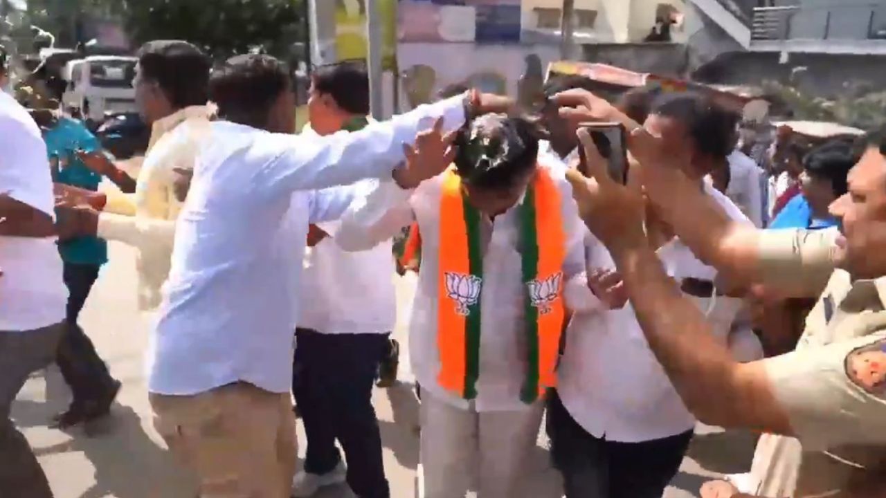బీజేపీ ఎమ్మెల్యేపై గుడ్డు విసిరిన యువకులు.. వీడియో వైరల్ బీజేపీ ఎమ్మెల్యేపై గుడ్డు విసిరిన యువకులు.. వీడియో వైరల్