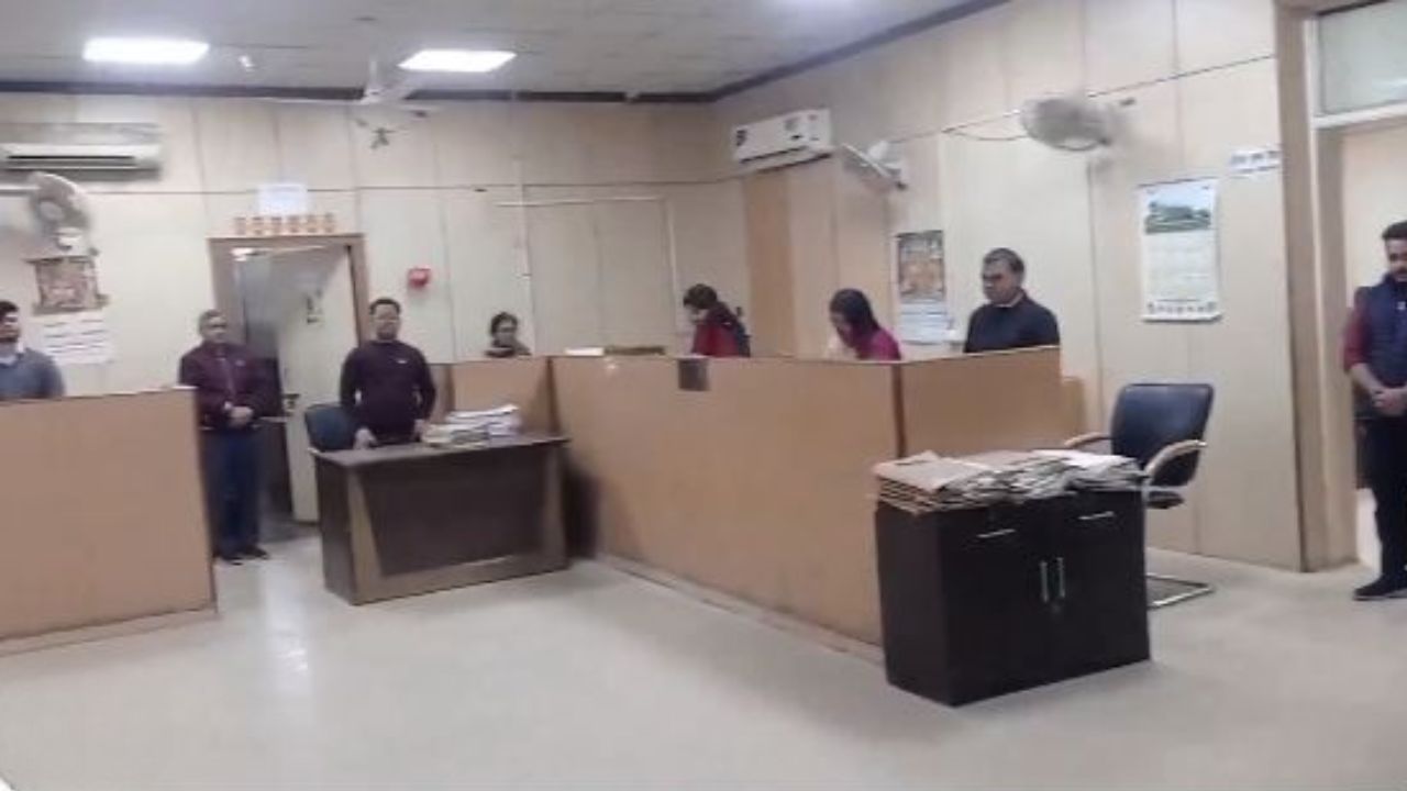 Viral Video: ఉద్యోగులకు పనిష్మెంట్.. ఆఫీసులో అరగంటసేపు నిలబెట్టిన సీఈవో Viral Video: ఉద్యోగులకు పనిష్మెంట్.. ఆఫీసులో అరగంటసేపు నిలబెట్టిన సీఈవో