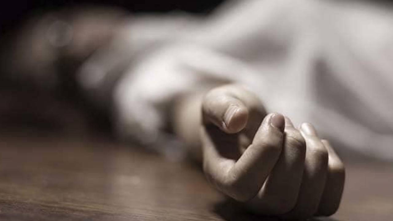 Dead Body in Parcel: పార్శిల్లో మహిళ ఇంటికి డెడ్బాడీ.. పశ్చిమ గోదావరి జిల్లాలో షాకింగ్ ఘటన Dead Body in Parcel: పార్శిల్లో మహిళ ఇంటికి డెడ్బాడీ.. పశ్చిమ గోదావరి జిల్లాలో షాకింగ్ ఘటన