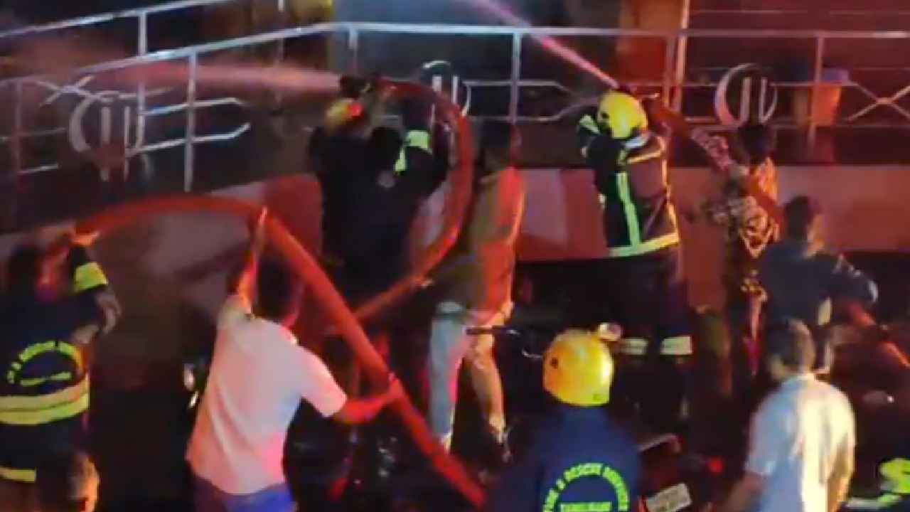 Fire In Hospital : తమిళనాడులోని ప్రైవేట్ ఆసుపత్రిలో ఘోర అగ్నిప్రమాదం.. ఏడుగురు సజీవ దహనం Fire In Hospital : తమిళనాడులోని ప్రైవేట్ ఆసుపత్రిలో ఘోర అగ్నిప్రమాదం.. ఏడుగురు సజీవ దహనం