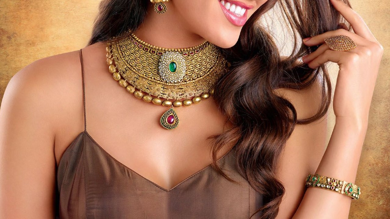 Gold Rate: స్వల్పంగా పెరిగిన బంగారం ధర.. తెలుగు రాష్ట్రాల్లో తులం గోల్డ్ రేటు ఎంతంటే? Gold Rate: స్వల్పంగా పెరిగిన బంగారం ధర.. తెలుగు రాష్ట్రాల్లో తులం గోల్డ్ రేటు ఎంతంటే?