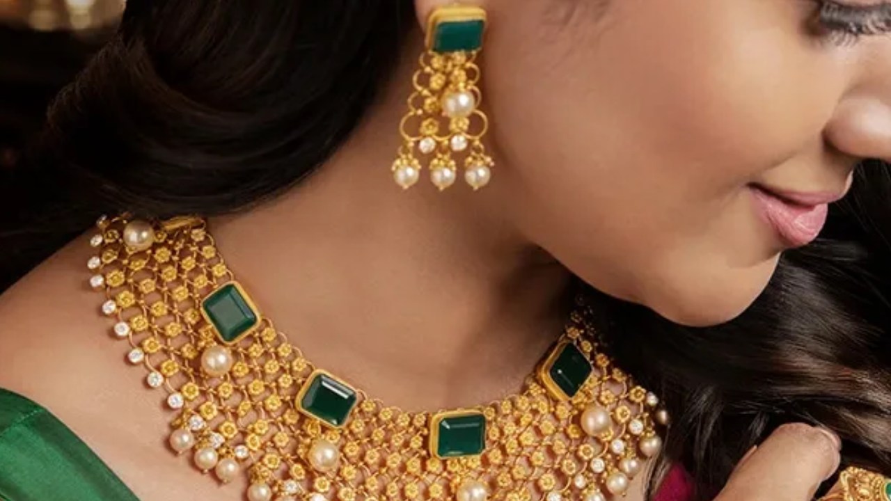 Gold Price: పసిడి ప్రియులకు భారీ ఊరట.. హైదరాబాద్, విజయవాడలో బంగారం ధరలు ఇలా.. Gold Price: పసిడి ప్రియులకు భారీ ఊరట.. హైదరాబాద్, విజయవాడలో బంగారం ధరలు ఇలా..