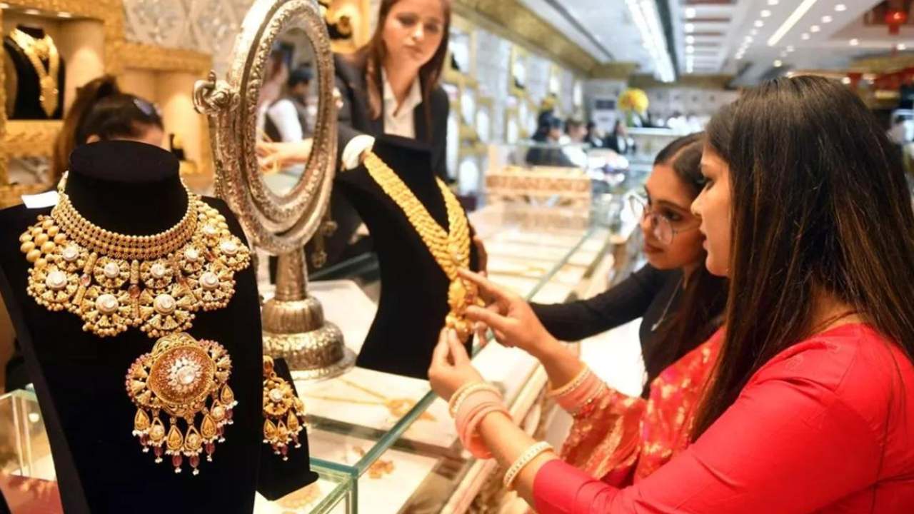 Gold Rate: దేశంలోని ప్రధాన నగరాల్లో ఇవాళ్టి బంగారం, వెండి ధరల వివరాలు ఇలా.. ఎంత తగ్గాయంటే? Gold Rate: దేశంలోని ప్రధాన నగరాల్లో ఇవాళ్టి బంగారం, వెండి ధరల వివరాలు ఇలా.. ఎంత తగ్గాయంటే?