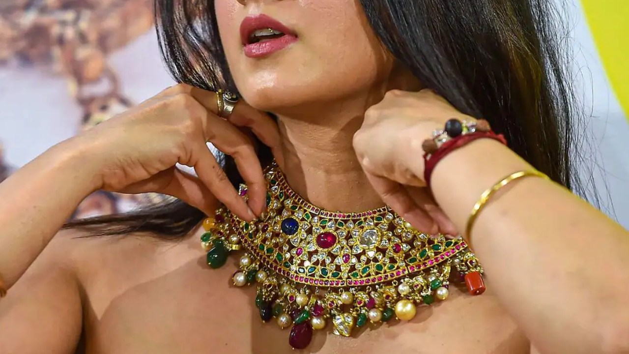 Gold Price: మహిళలకు గుడ్ న్యూస్.. దేశవ్యాప్తంగా ఇవాళ్టి బంగారం, వెండి ధరలు ఇలా.. Gold Price: మహిళలకు గుడ్ న్యూస్.. దేశవ్యాప్తంగా ఇవాళ్టి బంగారం, వెండి ధరలు ఇలా..