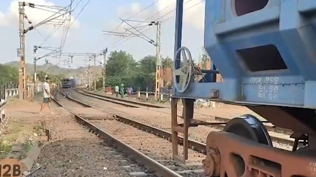 Indian Railways: వేగంగా వెళ్తున్న గూడ్స్ రైలు నుంచి విడిపోయిన బోగీలు.. వీడియో వైరల్ Indian Railways: వేగంగా వెళ్తున్న గూడ్స్ రైలు నుంచి విడిపోయిన బోగీలు.. వీడియో వైరల్