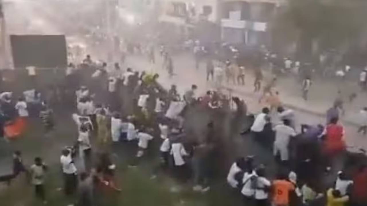 Guinea: గినియాలో ఘోర విషాదం.. ఫుట్బాల్ మ్యాచ్లో ఘర్షణ.. 100 మందికిపైగా మృతి Guinea: గినియాలో ఘోర విషాదం.. ఫుట్బాల్ మ్యాచ్లో ఘర్షణ.. 100 మందికిపైగా మృతి