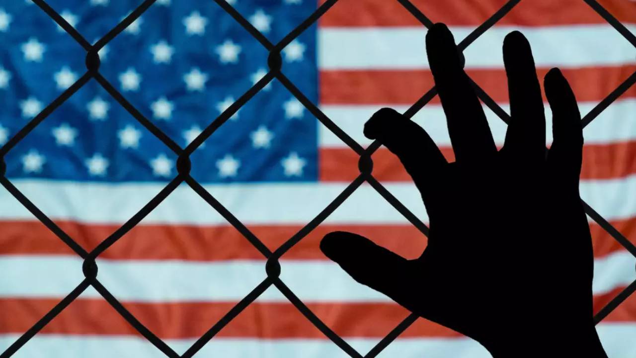 USA Deportation: అమెరికాలో భారతీయులకు బిగ్షాక్.. వారంతా వెనక్కు రావాల్సిందే! USA Deportation: అమెరికాలో భారతీయులకు బిగ్షాక్.. వారంతా వెనక్కు రావాల్సిందే!