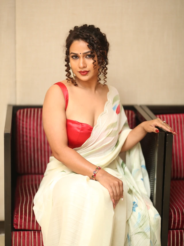 Inaya Sulthana Sizzling Photos in Saree at Bachchala Malli Pre Release Event