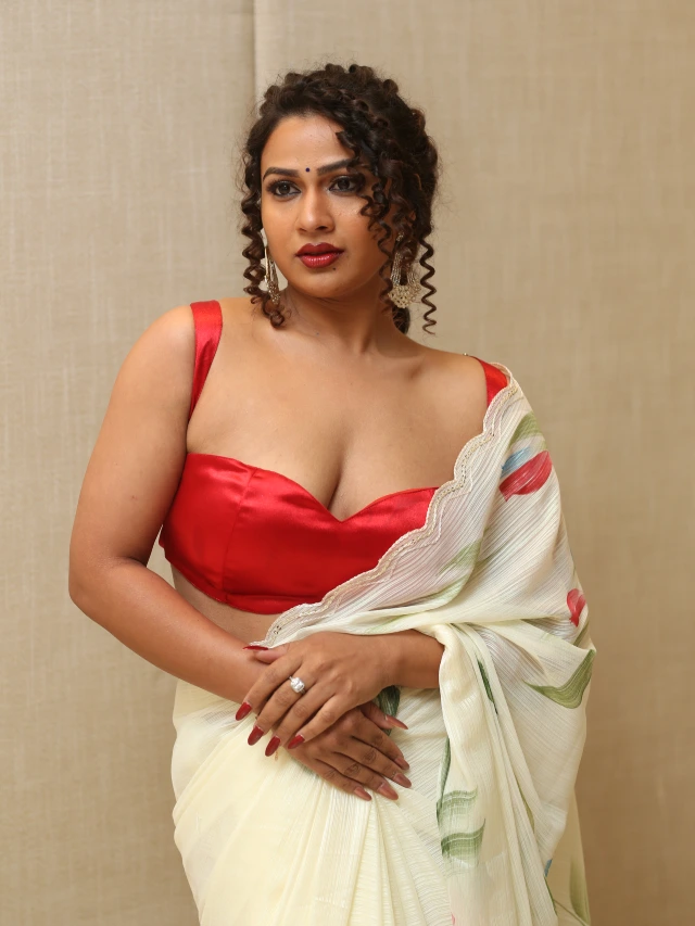 Inaya Sulthana Sizzling Photos in Saree at Bachchala Malli Pre Release Event