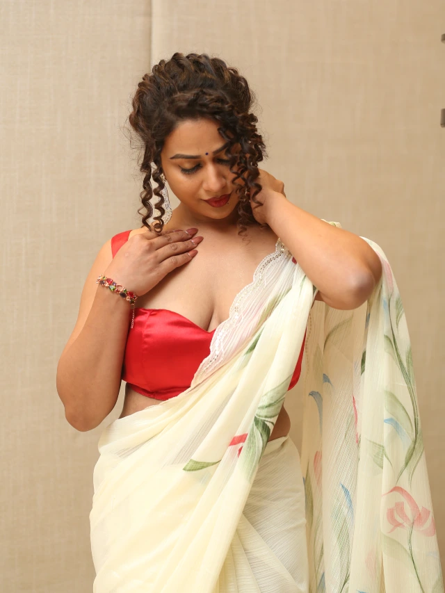 Inaya Sulthana Sizzling Photos in Saree at Bachchala Malli Pre Release Event