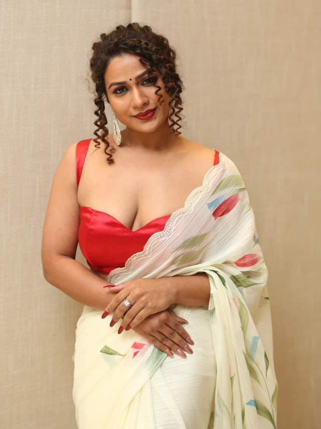 Inaya Sulthana Sizzling Photos in Saree at Bachchala Malli Pre Release Event