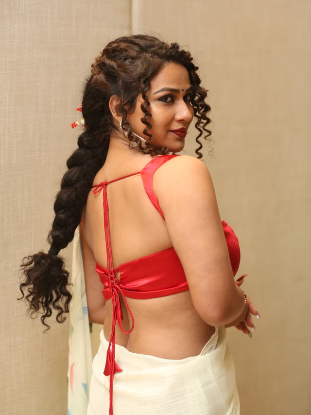 Inaya Sulthana Sizzling Photos in Saree at Bachchala Malli Pre Release Event