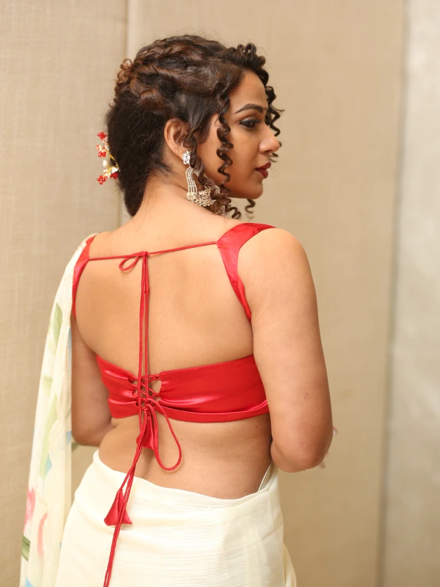 Inaya Sulthana Sizzling Photos in Saree at Bachchala Malli Pre Release Event