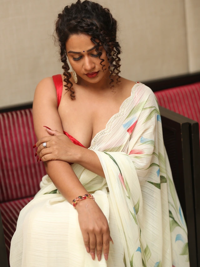 Inaya Sulthana Sizzling Photos in Saree at Bachchala Malli Pre Release Event