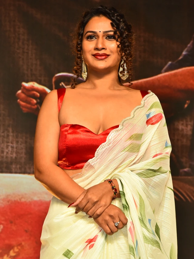 Inaya Sulthana Sizzling Photos in Saree at Bachchala Malli Pre Release Event