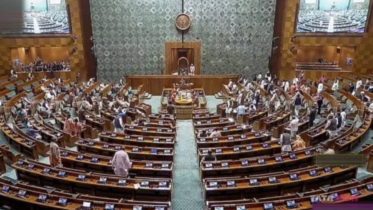 jamili Elections Bill: లోక్సభలో ‘జమిలి ఎన్నికల’ బిల్లు ప్రవేశపెట్టిన కేంద్రం.. ఎంతమంది మద్దతు అవసరమంటే? jamili Elections Bill: లోక్సభలో ‘జమిలి ఎన్నికల’ బిల్లు ప్రవేశపెట్టిన కేంద్రం.. ఎంతమంది మద్దతు అవసరమంటే?