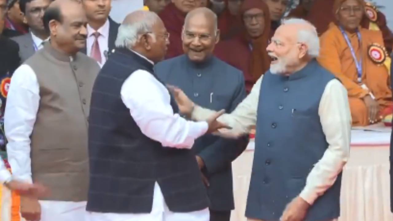 Parliament: పార్లమెంట్ ఆవరణలో అరుదైన దృశ్యం.. మోదీ, ఖర్గే మధ్య సరదా సంభాషణ.. వీడియో వైరల్ Parliament: పార్లమెంట్ ఆవరణలో అరుదైన దృశ్యం.. మోదీ, ఖర్గే మధ్య సరదా సంభాషణ.. వీడియో వైరల్