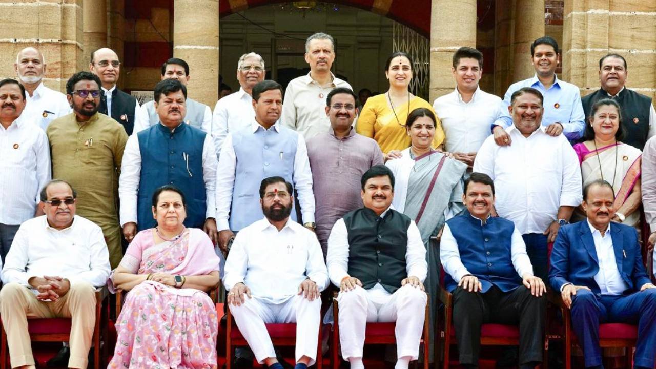 Maharashtra: సీఎం ఫడ్నవీస్ వద్దే హోంశాఖ.. షిండే, అజిత్ పవార్ శాఖలేమిటంటే? Maharashtra: సీఎం ఫడ్నవీస్ వద్దే హోంశాఖ.. షిండే, అజిత్ పవార్ శాఖలేమిటంటే?
