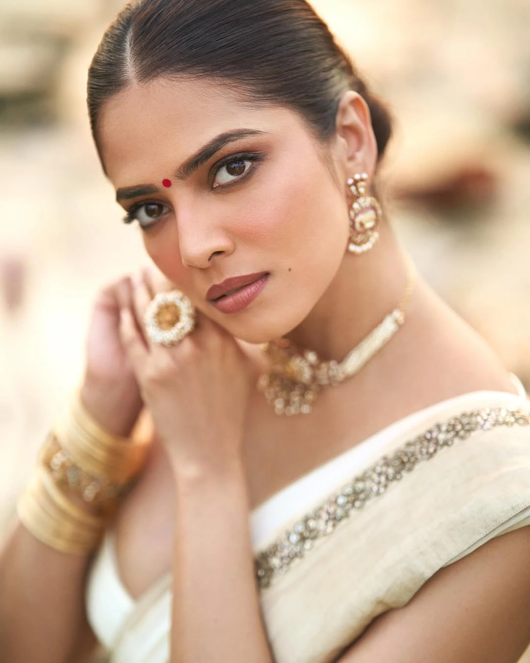 Malavika Mohanan Mesmerizing Looks in Saree