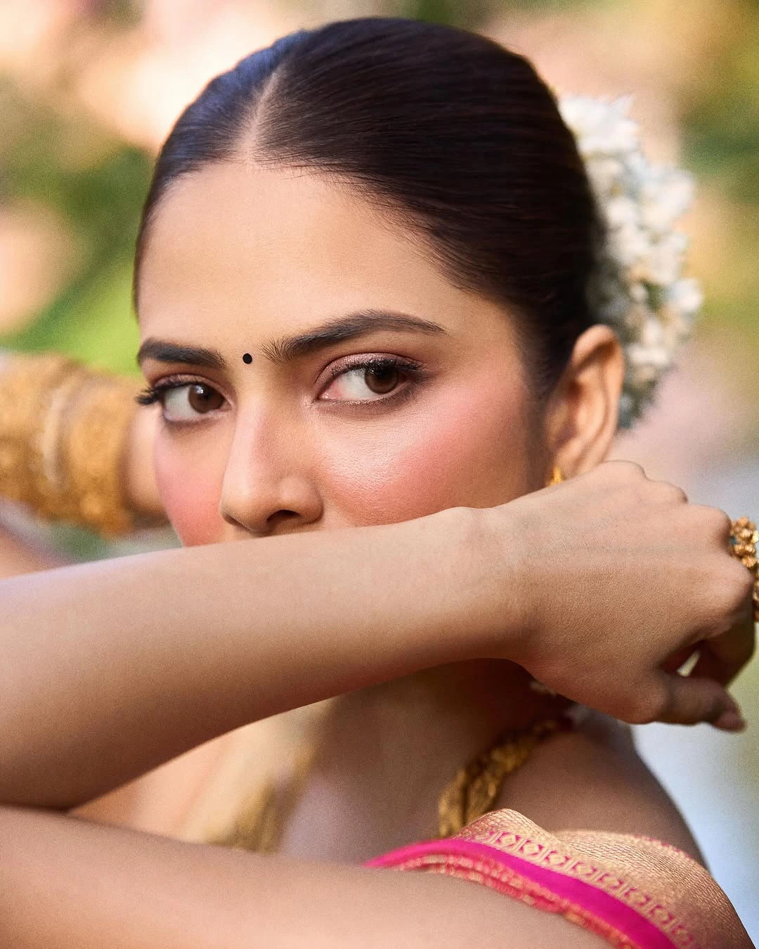 Malavika Mohanan Mesmerizing Looks in Saree