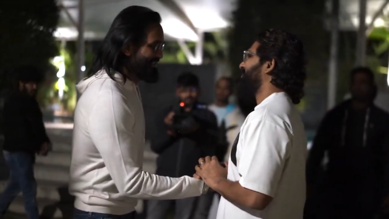 Vishnu Manchu : మంచు ఫ్యామిలీ గొడవల నేపథ్యంలో.. అల్లు అర్జున్ ని కలిసిన మంచు విష్ణు.. Vishnu Manchu : మంచు ఫ్యామిలీ గొడవల నేపథ్యంలో.. అల్లు అర్జున్ ని కలిసిన మంచు విష్ణు..