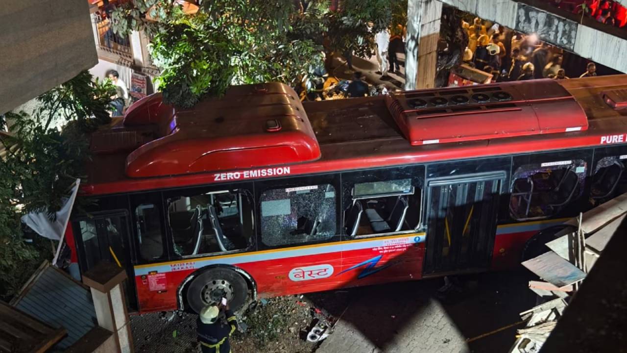 Mumbai Bus Tragedy: ముంబైలో బస్సు బీభత్సం.. జనాలపైకి దూసుకెళ్లిన బస్సు, నలుగురు మృతి Mumbai Bus Tragedy: ముంబైలో బస్సు బీభత్సం.. జనాలపైకి దూసుకెళ్లిన బస్సు, నలుగురు మృతి