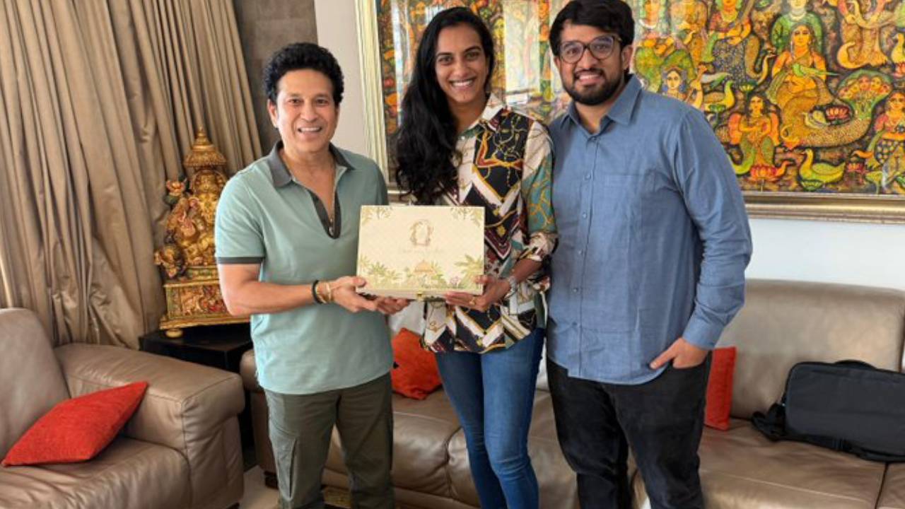 PV Sindhu Marriage: కాబోయే భర్తతో కలిసి సచిన్ టెండూల్కర్ నివాసానికి వెళ్లిన పీవీ సింధూ PV Sindhu Marriage: కాబోయే భర్తతో కలిసి సచిన్ టెండూల్కర్ నివాసానికి వెళ్లిన పీవీ సింధూ