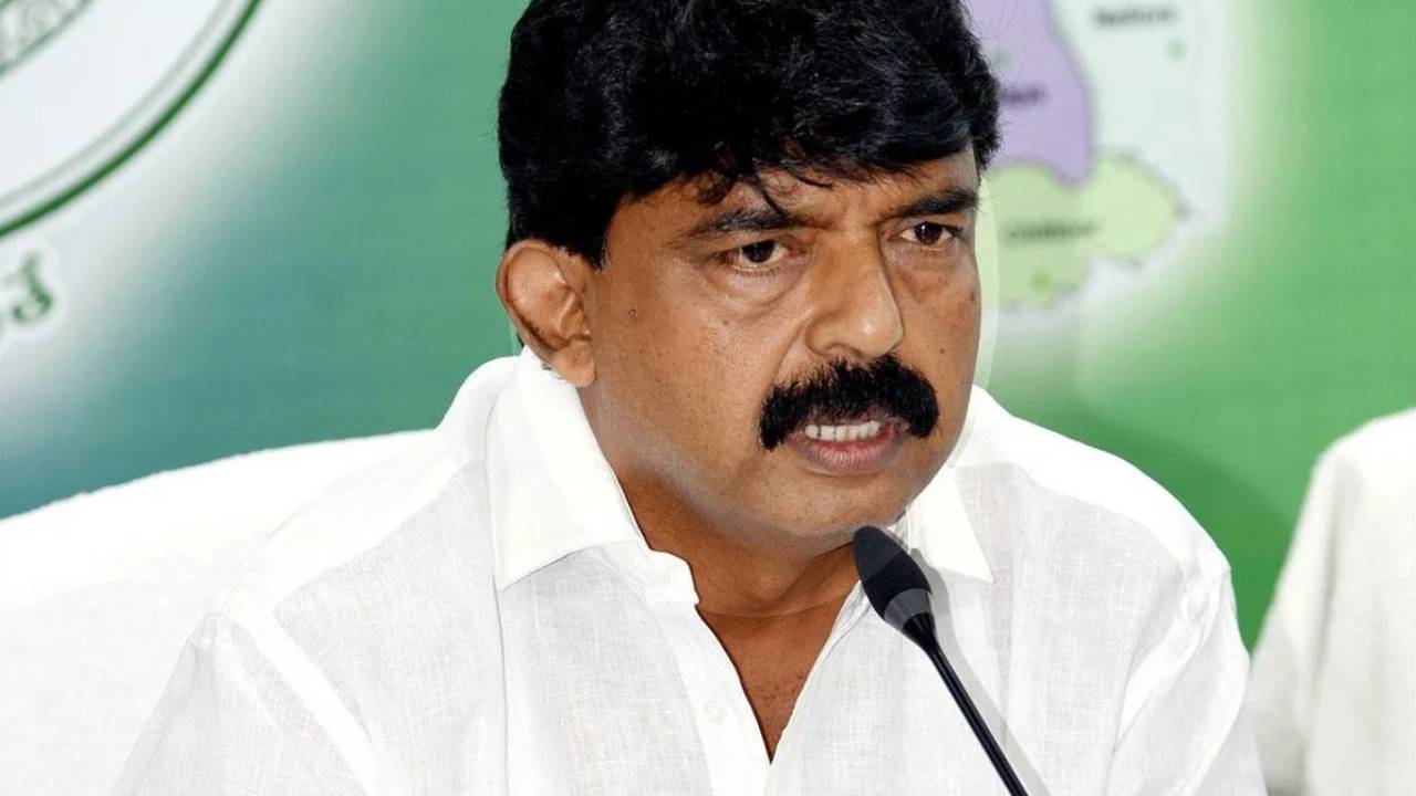 Perni Nani: రేషన్ బియ్యం మాయం కేసులో బిగ్ ట్విస్ట్.. పేర్ని నానికి షాకిచ్చిన పోలీసులు Perni Nani: రేషన్ బియ్యం మాయం కేసులో బిగ్ ట్విస్ట్.. పేర్ని నానికి షాకిచ్చిన పోలీసులు