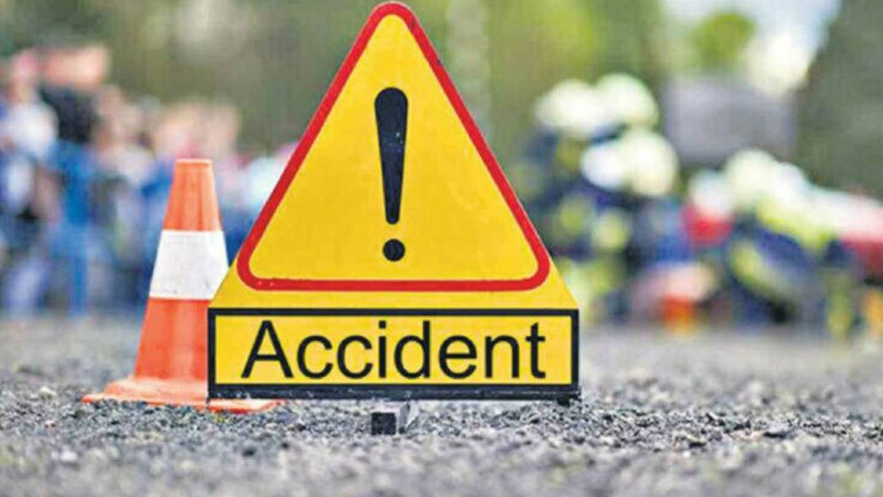 Road Accident: పల్నాడు జిల్లాలో ఘోర రోడ్డు ప్రమాదం.. నలుగురు మృతి Road Accident: పల్నాడు జిల్లాలో ఘోర రోడ్డు ప్రమాదం.. నలుగురు మృతి