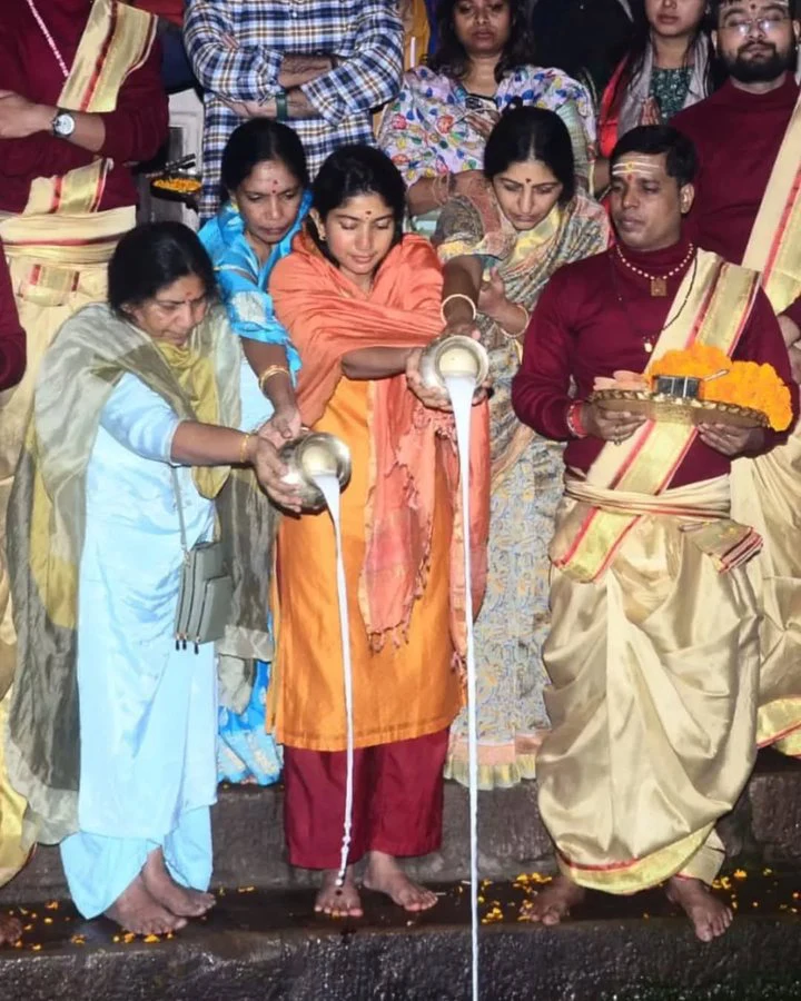 Sai Pallavi Visits Kashi Sai Pallavi Visits Kashi