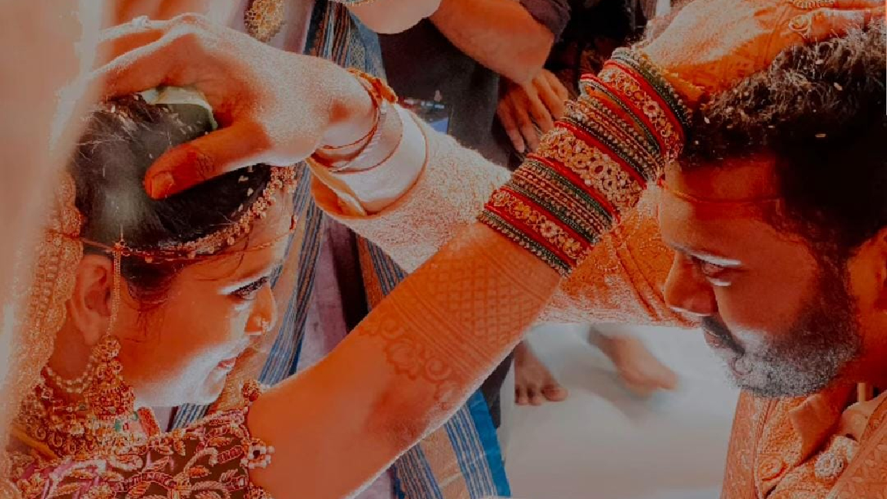 Sandeep Raj : ఘనంగా ఆ నటితో కలర్ ఫోటో డైరెక్టర్ సందీప్ రాజ్ వివాహం.. హాజరైన సినీ ప్రముఖులు.. Sandeep Raj : ఘనంగా ఆ నటితో కలర్ ఫోటో డైరెక్టర్ సందీప్ రాజ్ వివాహం.. హాజరైన సినీ ప్రముఖులు..