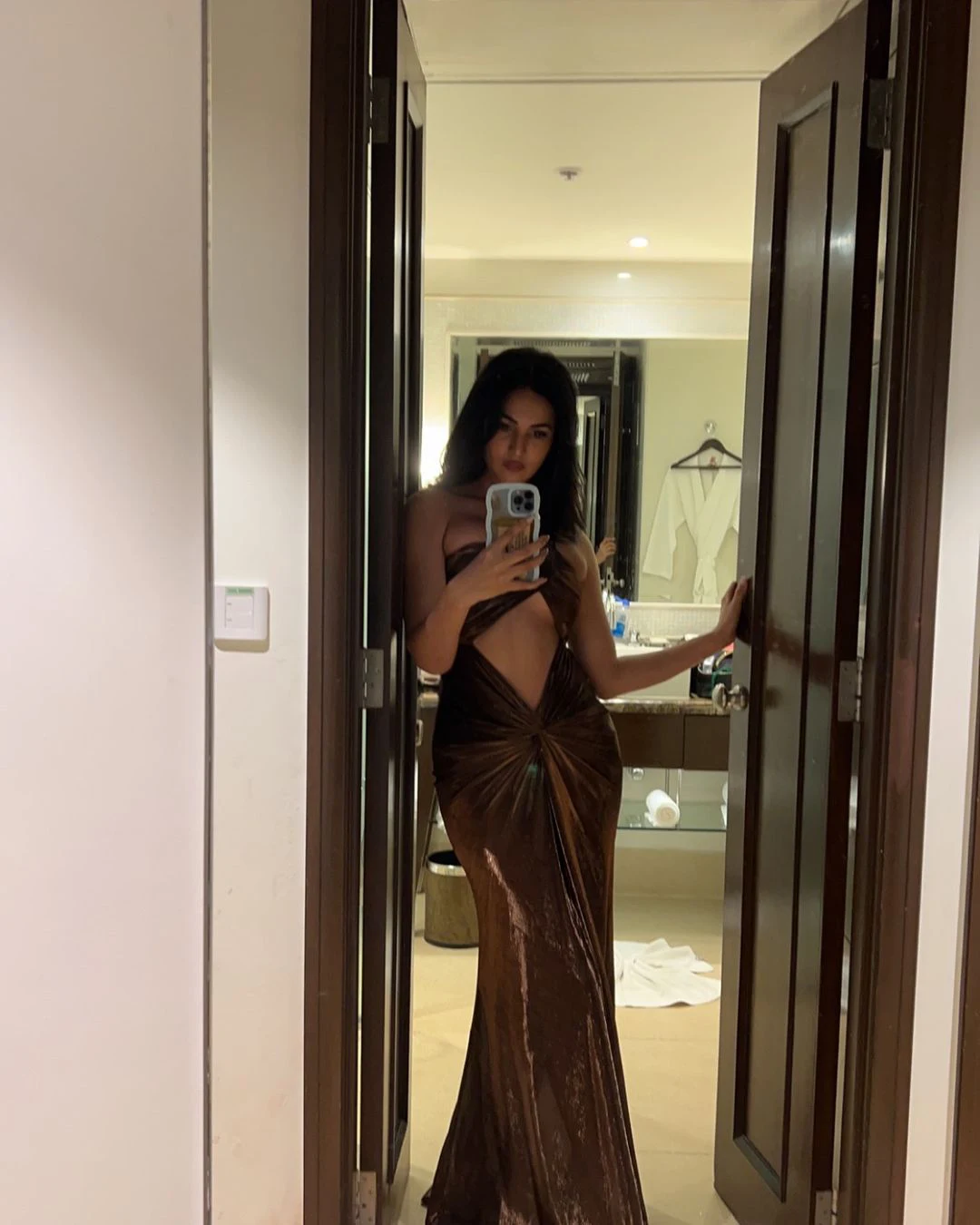 Sonal Chauhan Shows her Beauty in Dazzling Poses