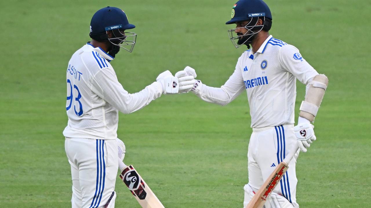 AUS vs IND : హమ్మయ్య.. టీమిండియాకు తప్పిన ఫాలో ఆన్ గండం.. నాల్గోరోజు ఆట పూర్తి AUS vs IND : హమ్మయ్య.. టీమిండియాకు తప్పిన ఫాలో ఆన్ గండం.. నాల్గోరోజు ఆట పూర్తి