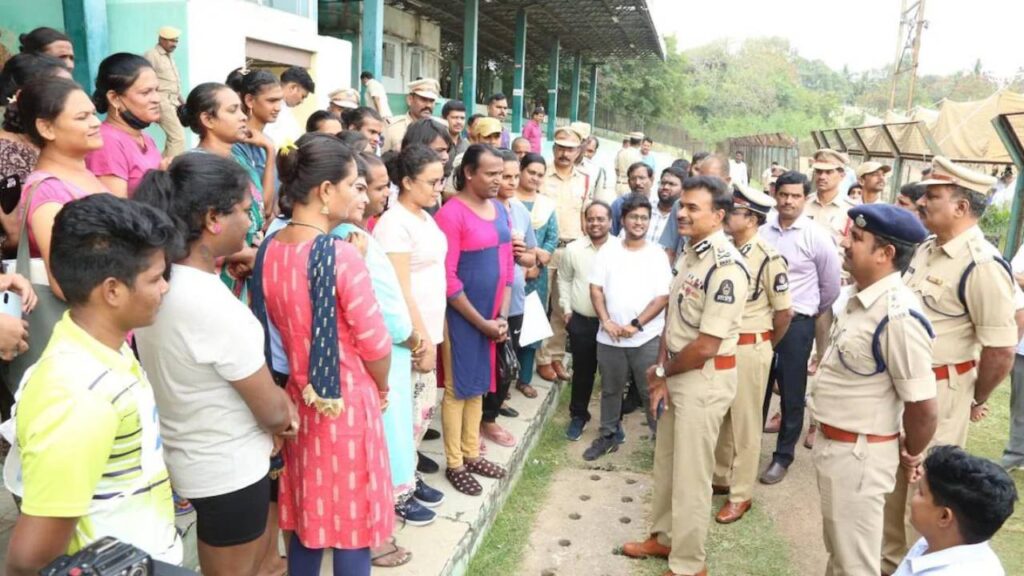 Transgenders Recruited As Traffic Assistants In Hyderabad