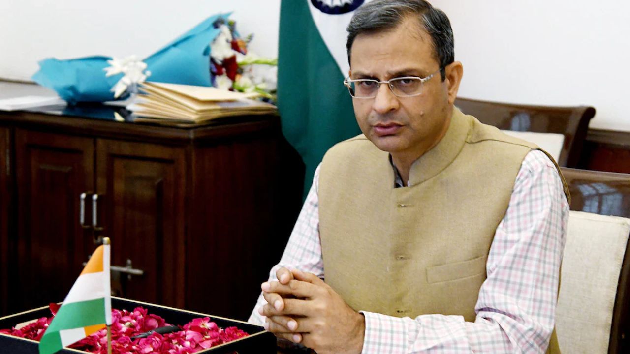 Sanjay Malhotra: ఆర్బీఐ కొత్త గవర్నర్గా సంజయ్ మల్హోత్రా.. ఆయన గురించి తెలుసా? Sanjay Malhotra: ఆర్బీఐ కొత్త గవర్నర్గా సంజయ్ మల్హోత్రా.. ఆయన గురించి తెలుసా?