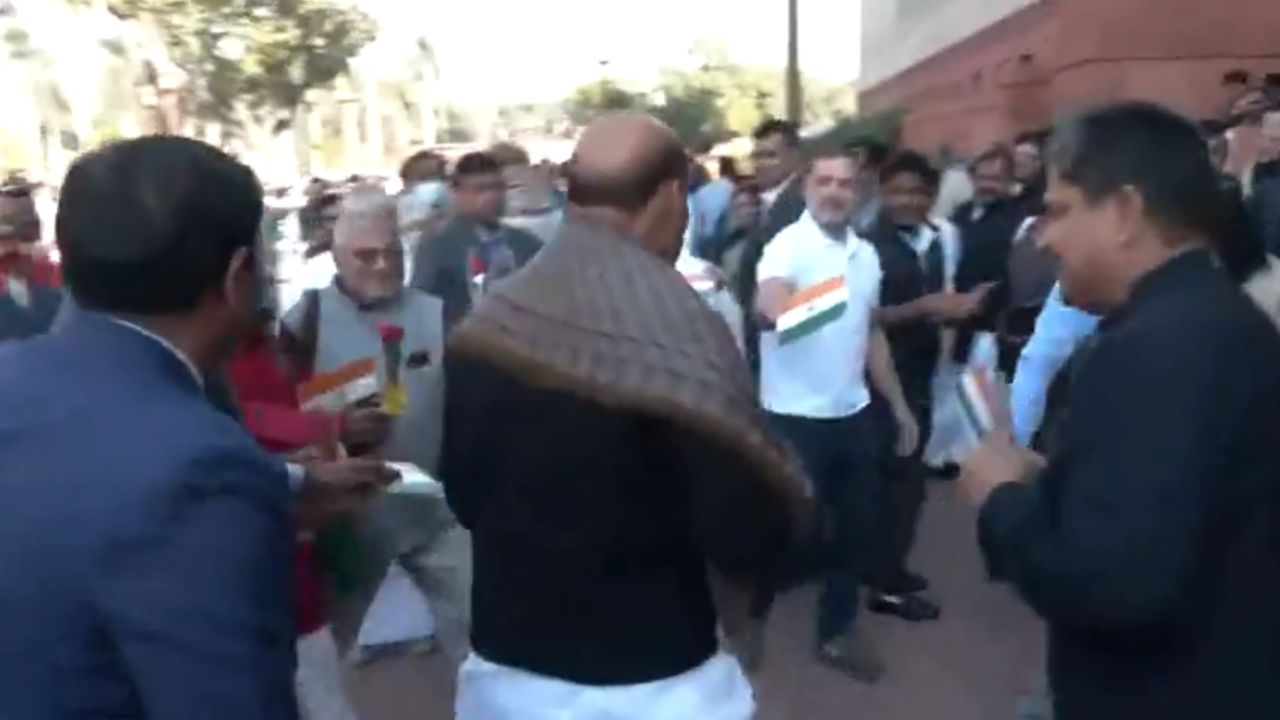 Rahul Gandhi Video: రక్షణ శాఖ మంత్రి రాజ్నాథ్ సింగ్కు రోజా పువ్వు ఇచ్చి రాహుల్ గాంధీ నిరసన Rahul Gandhi Video: రక్షణ శాఖ మంత్రి రాజ్నాథ్ సింగ్కు రోజా పువ్వు ఇచ్చి రాహుల్ గాంధీ నిరసన