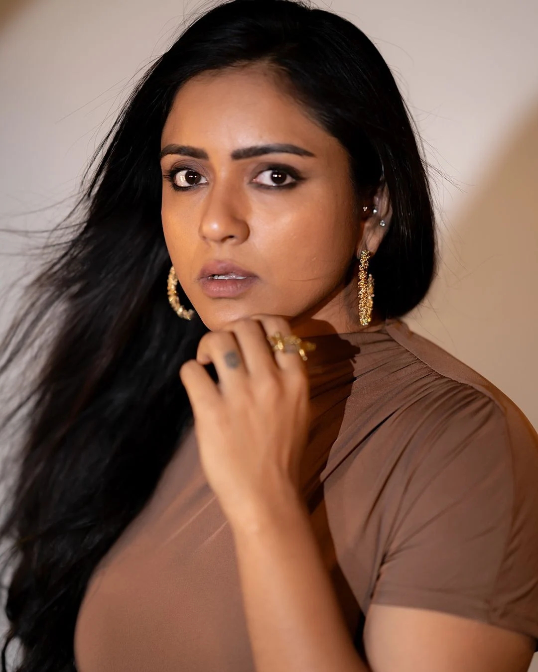 Vithika Sheru Dusky Looks in Modern Dress