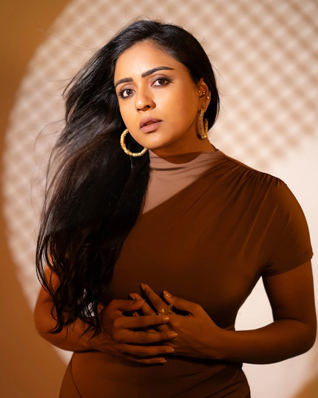 Vithika Sheru Dusky Looks in Modern Dress
