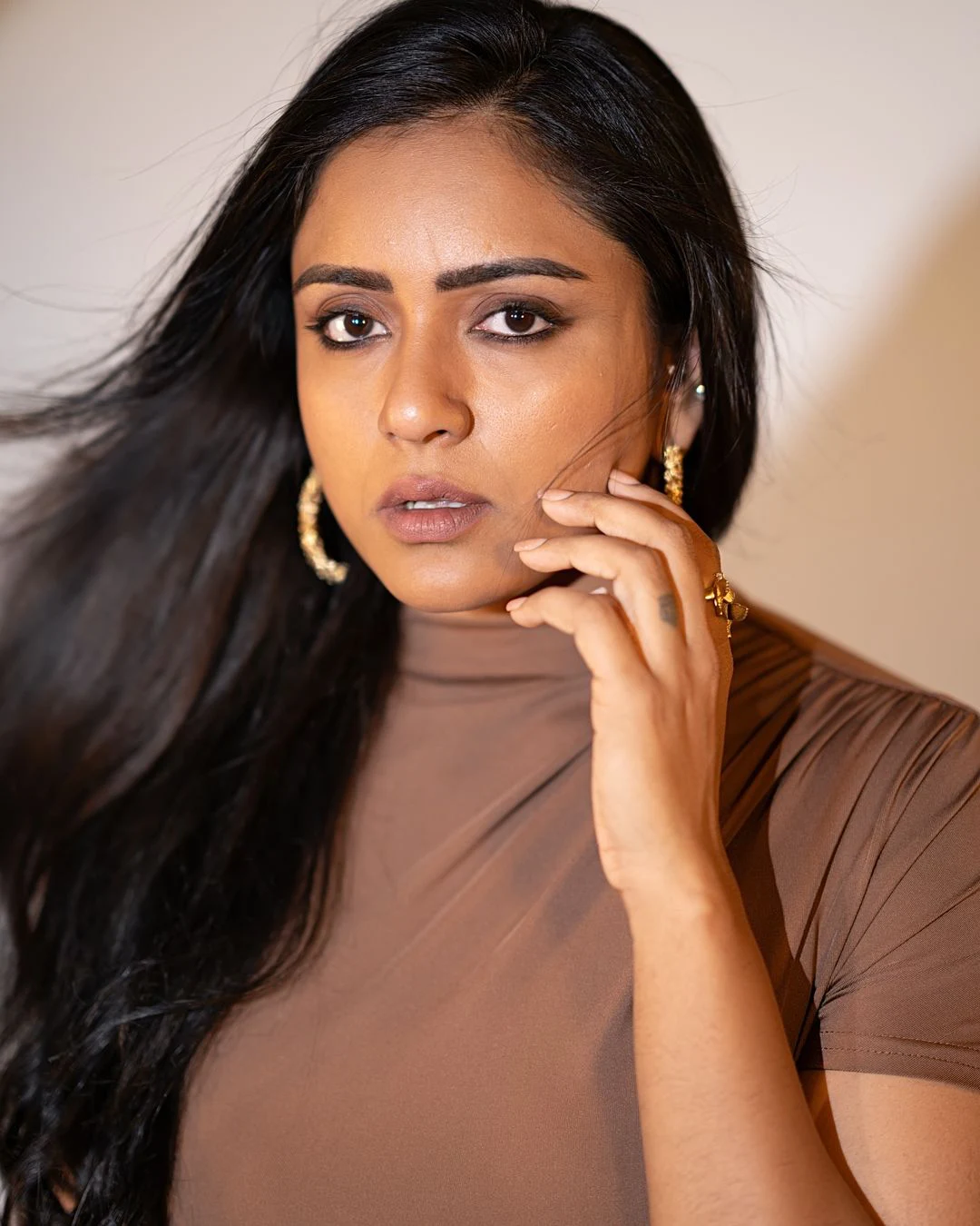 Vithika Sheru Dusky Looks in Modern Dress