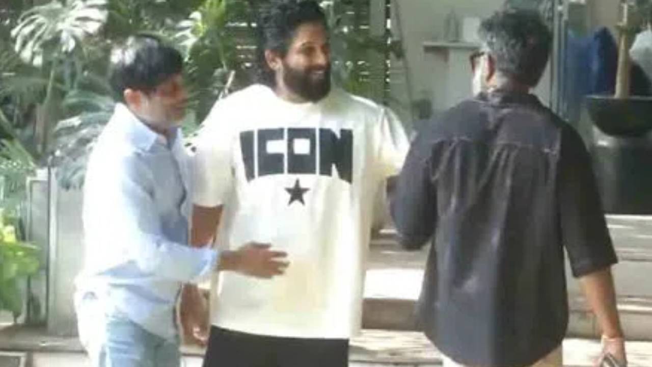 Allu Arjun: అల్లు అర్జున్ ఇంటికి సినీ ప్రముఖులు.. ఆ హీరోలు ఎక్కడ..? టాలీవుడ్లో ఆసక్తికర చర్చ Allu Arjun: అల్లు అర్జున్ ఇంటికి సినీ ప్రముఖులు.. ఆ హీరోలు ఎక్కడ..? టాలీవుడ్లో ఆసక్తికర చర్చ