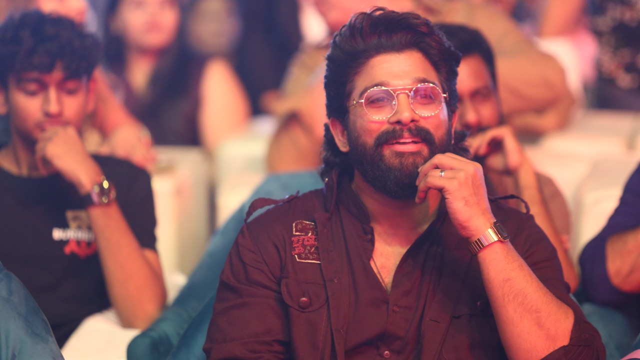 Allu Arjun : అయిదేళ్ల తర్వాత బన్నీ గడ్డం తీసెయ్యబోతున్నాడా? ముందు కూతురి కోసమే.. Allu Arjun : అయిదేళ్ల తర్వాత బన్నీ గడ్డం తీసెయ్యబోతున్నాడా? ముందు కూతురి కోసమే..