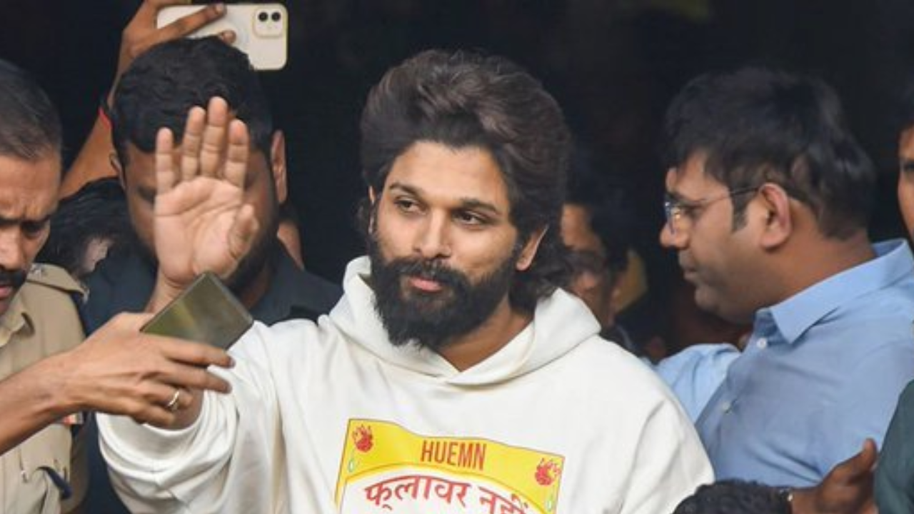 అల్లు అర్జున్ అరెస్ట్పై రాజకీయ దుమారం.. సీఎం కామెంట్స్ వెనుక ఆంతర్యమేంటి? అల్లు అర్జున్ అరెస్ట్పై రాజకీయ దుమారం.. సీఎం కామెంట్స్ వెనుక ఆంతర్యమేంటి?