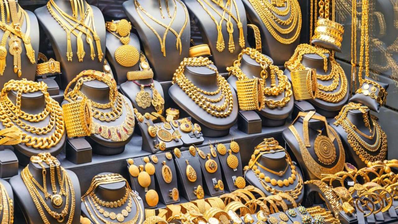 Gold Rates: ఆల్ టైమ్ గరిష్ఠానికి బంగారం ధరలు.. ఎందుకంటే? పసిడిని కొంటే మీ లక్కు మిమ్మల్ని ఎక్కడికో తీసుకెళ్తుంది.. Gold Rates: ఆల్ టైమ్ గరిష్ఠానికి బంగారం ధరలు.. ఎందుకంటే? పసిడిని కొంటే మీ లక్కు మిమ్మల్ని ఎక్కడికో తీసుకెళ్తుంది..