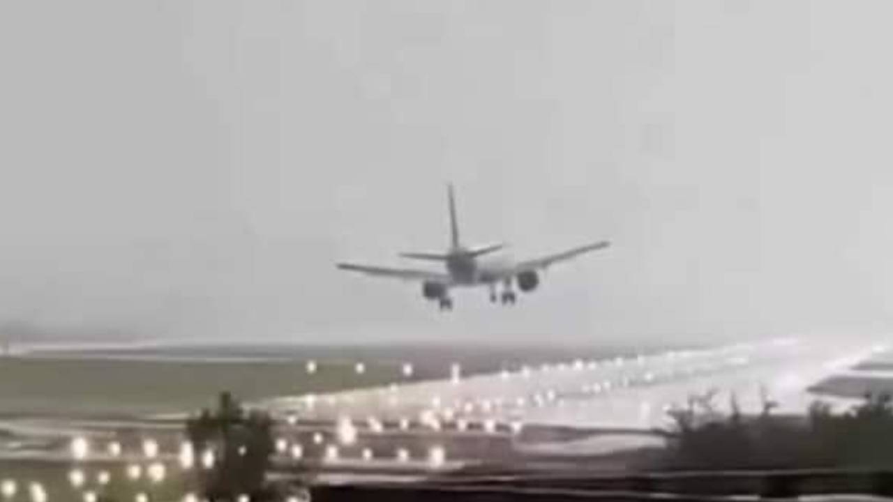 Indigo: చెన్నై విమానాశ్రయంలో ఇండిగో విమానంకు తృటిలో తప్పిన ప్రమాదం.. వీడియో వైరల్ Indigo: చెన్నై విమానాశ్రయంలో ఇండిగో విమానంకు తృటిలో తప్పిన ప్రమాదం.. వీడియో వైరల్